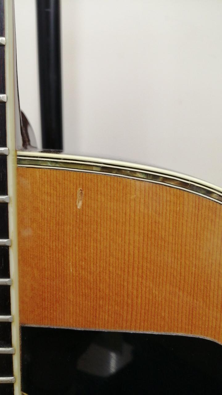 ボディ右上に打痕あり