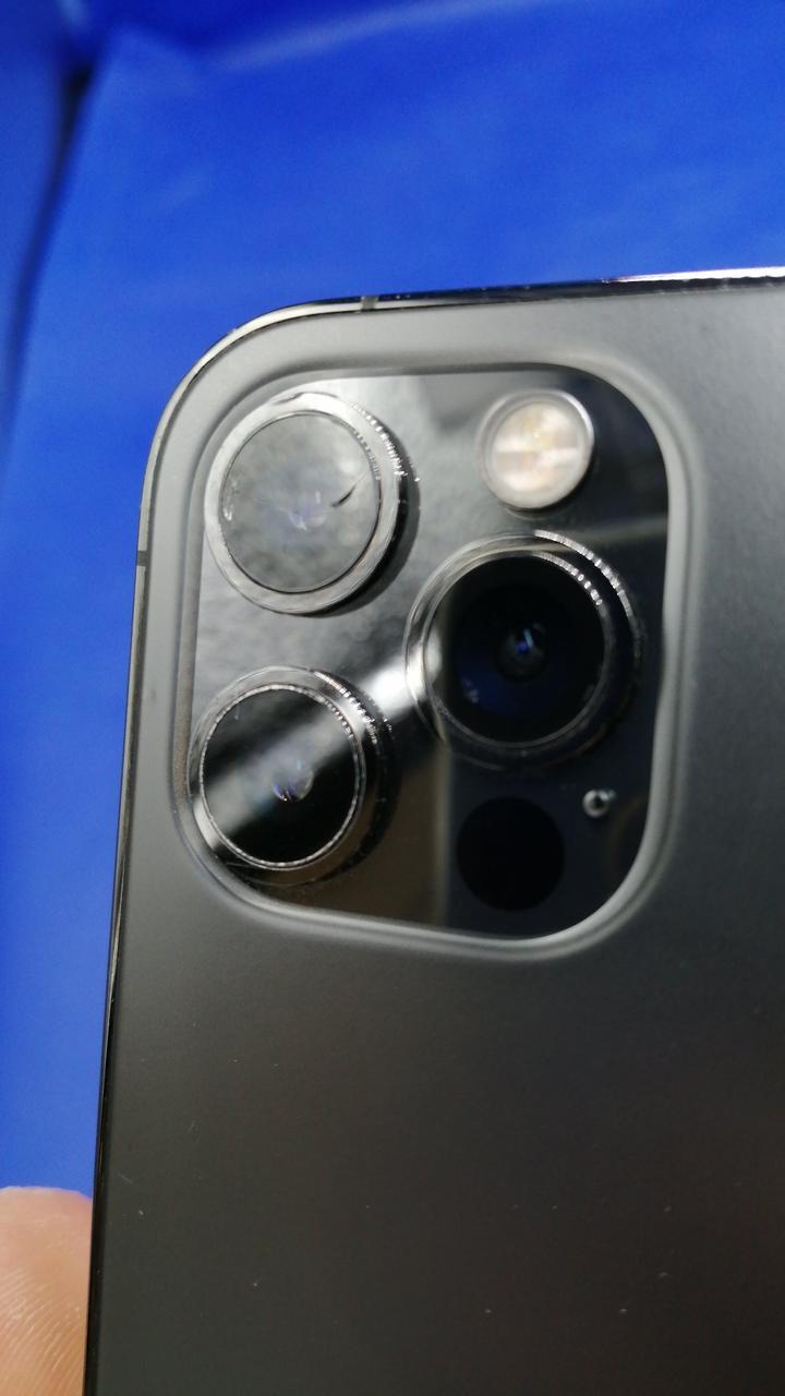 左上のレンズに傷