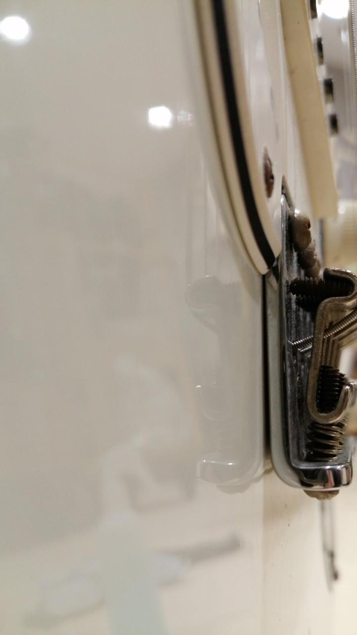 ブリッジはほんの少し浮いている程度です