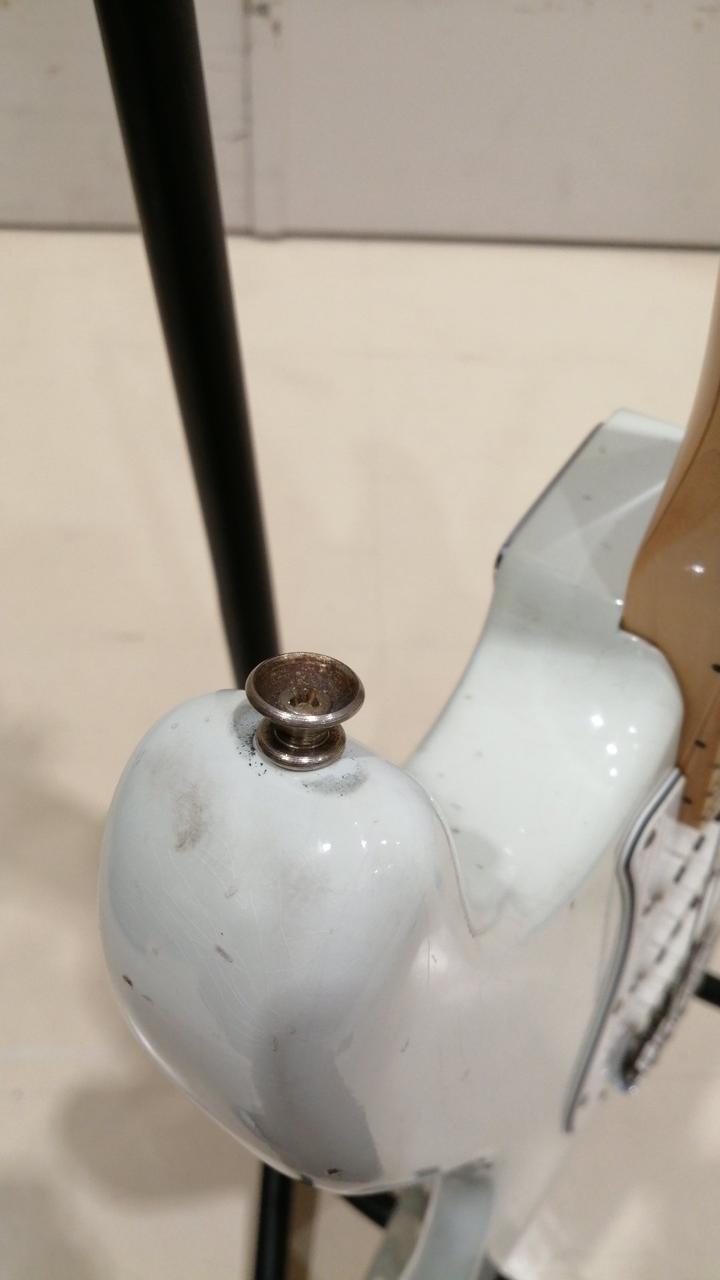 金属パーツのくすみも美しい一本です