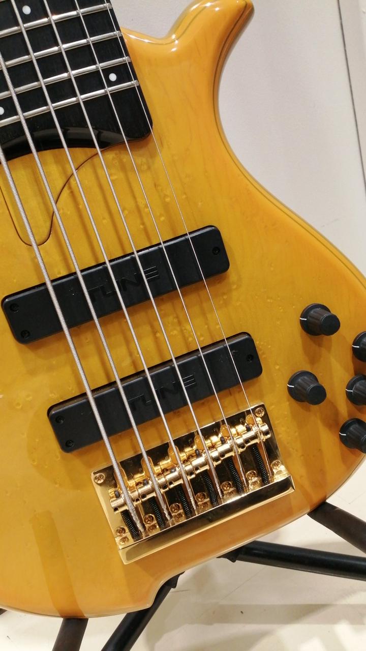 ボディ凸凹の様に見えますがデザインです。