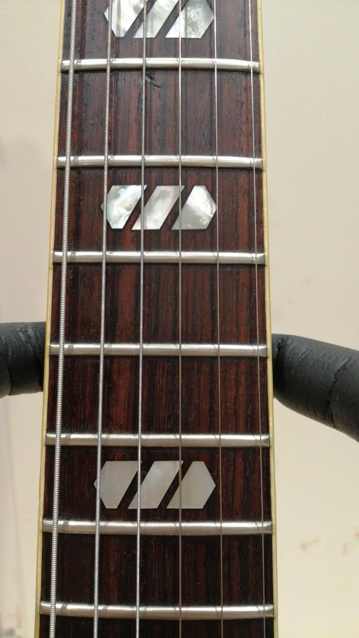 8-9フレット間の指板に打痕あり