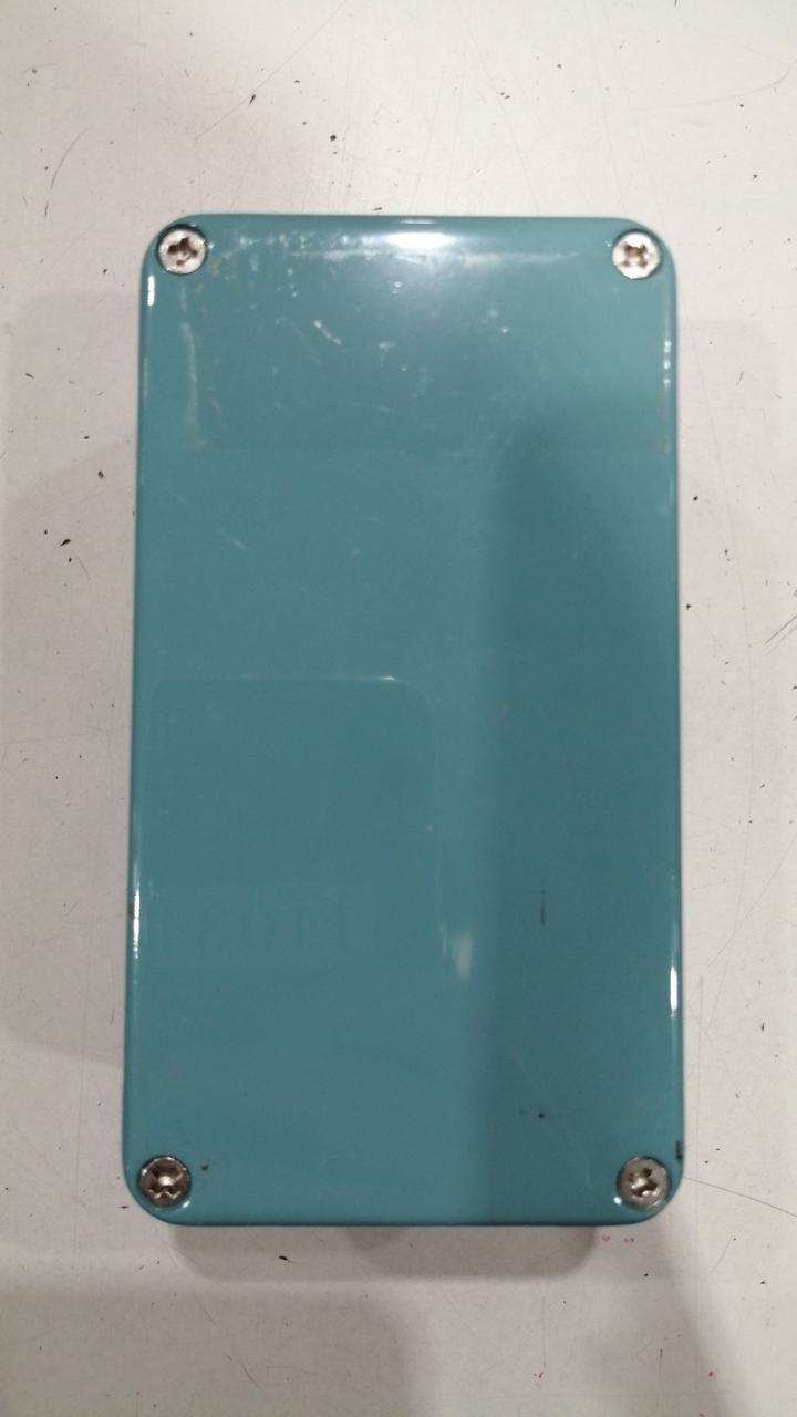商品背面上部にテープ痕があります。