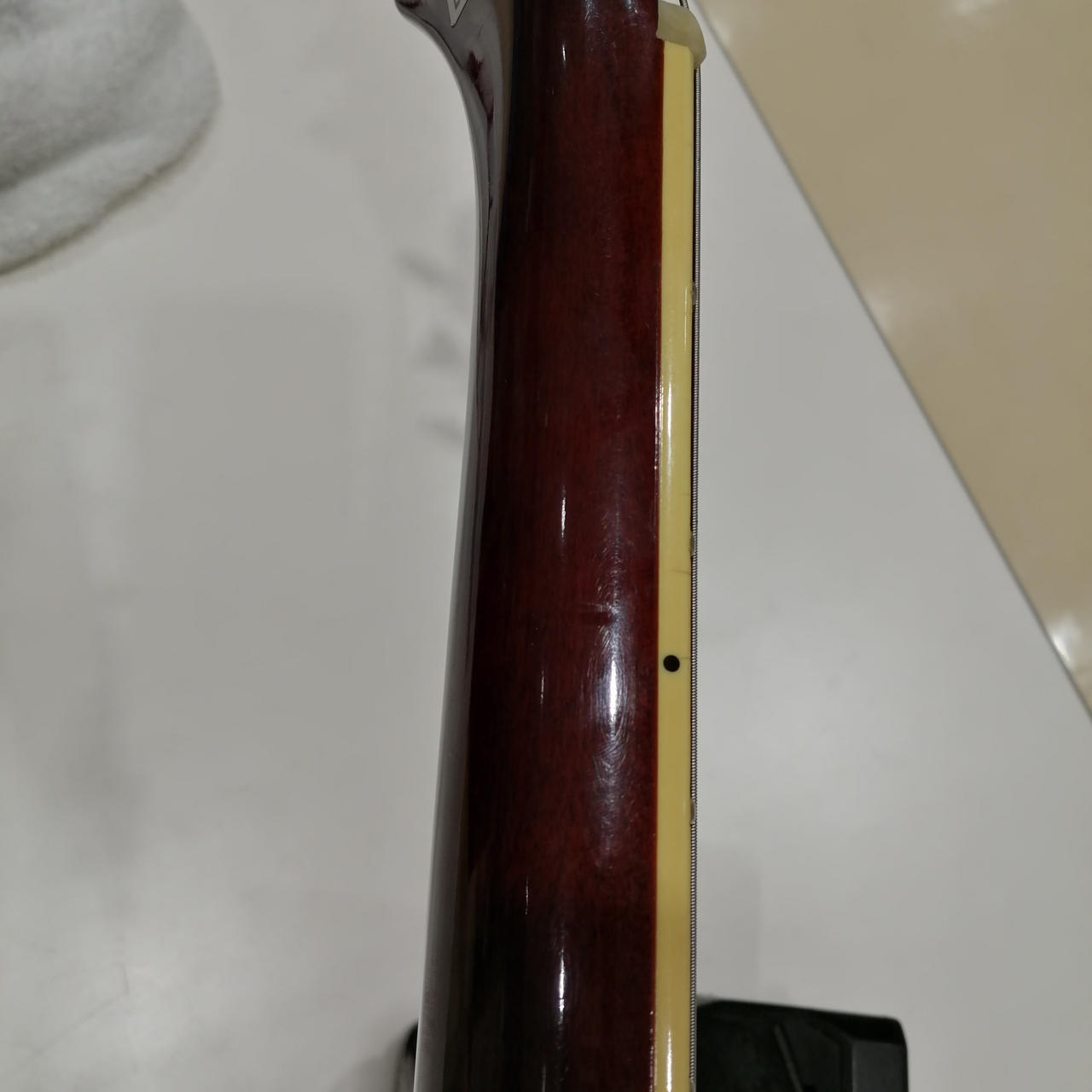 3フレット目付近のネックに凹みあります。