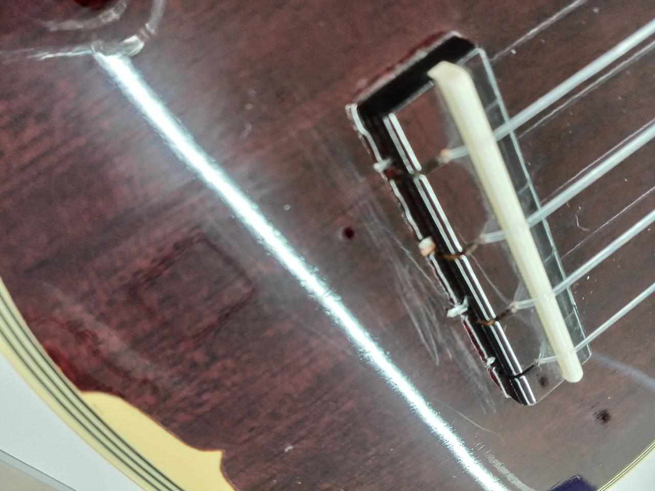 ブリッジ下に目立つ線キズあり