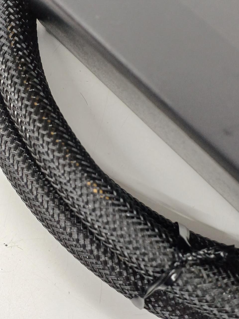 ケーブルに汚れが数ヵ所みられます