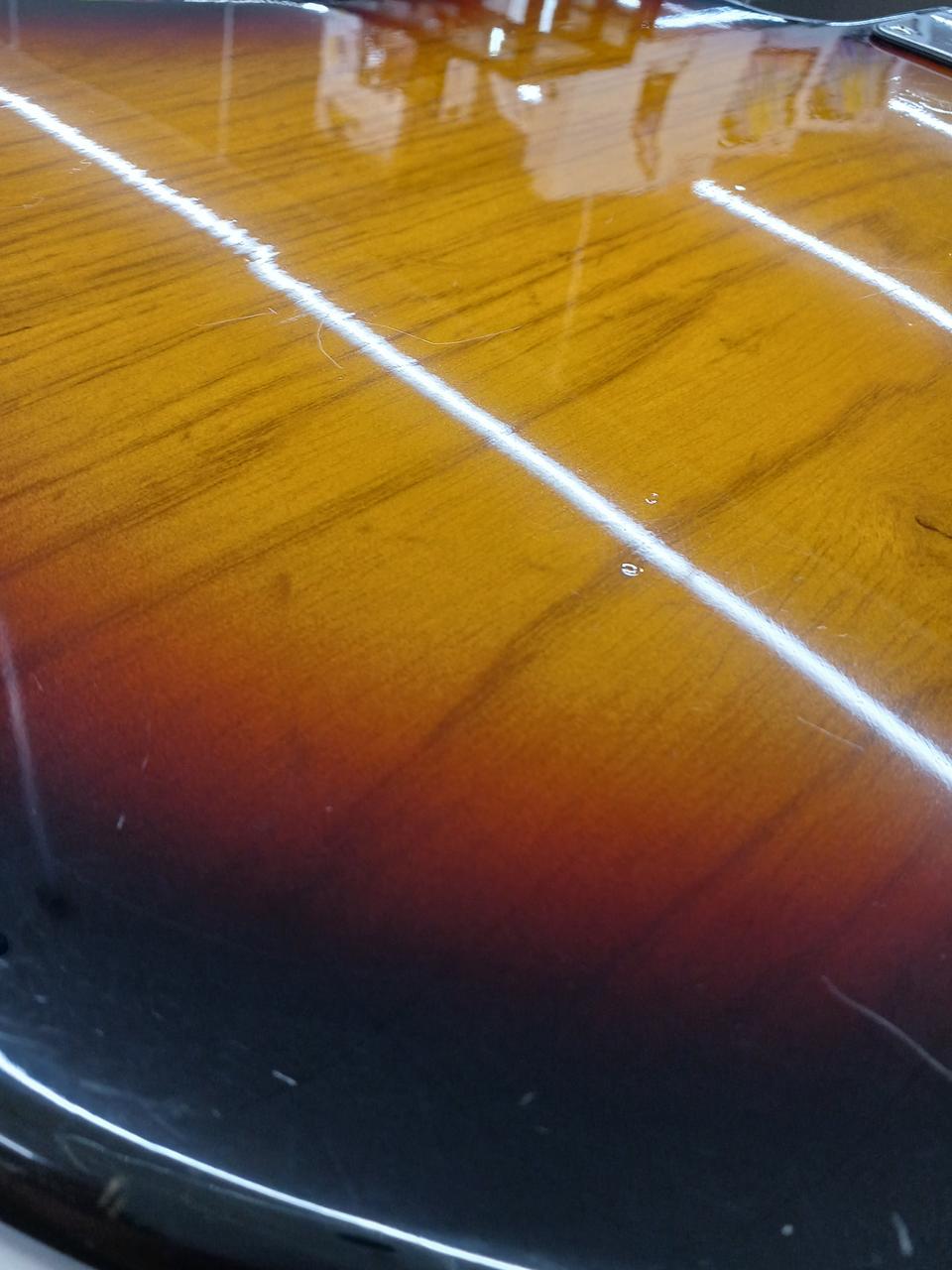 背面、打痕のようなキズ多数