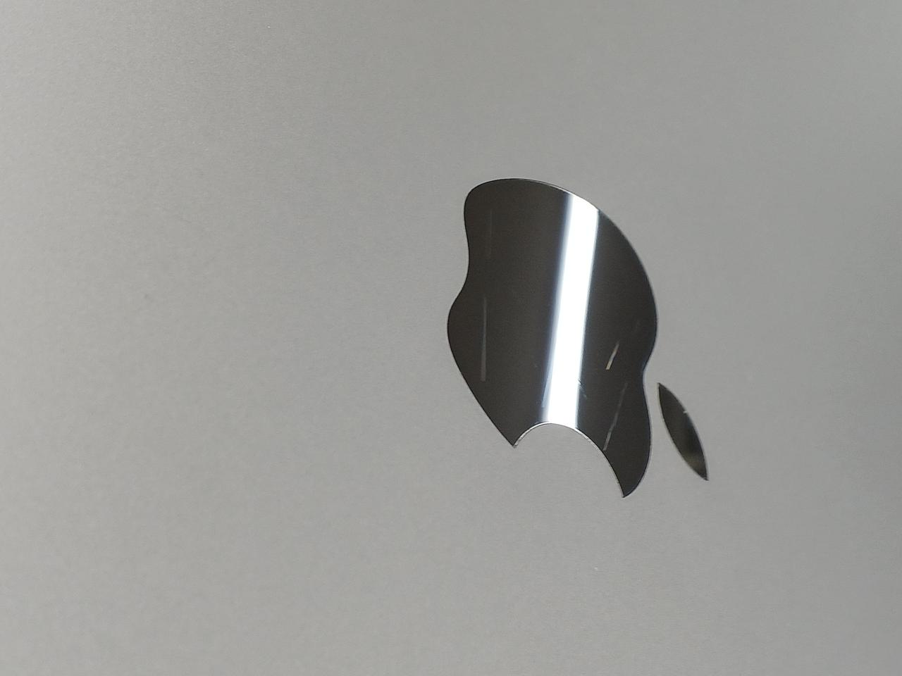 ロゴにキズあり