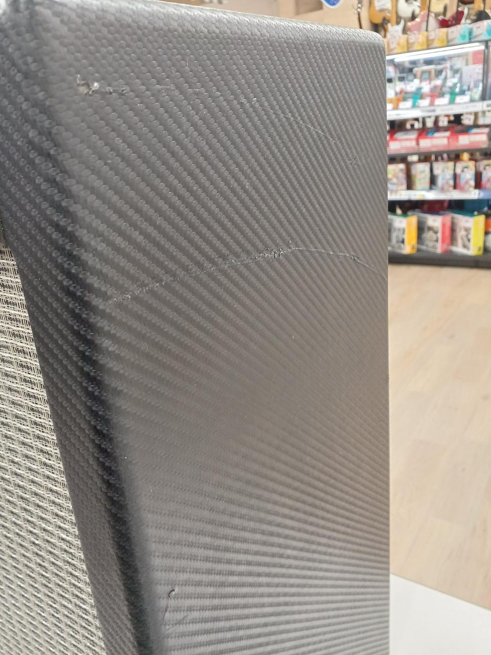 右側面にキズあり