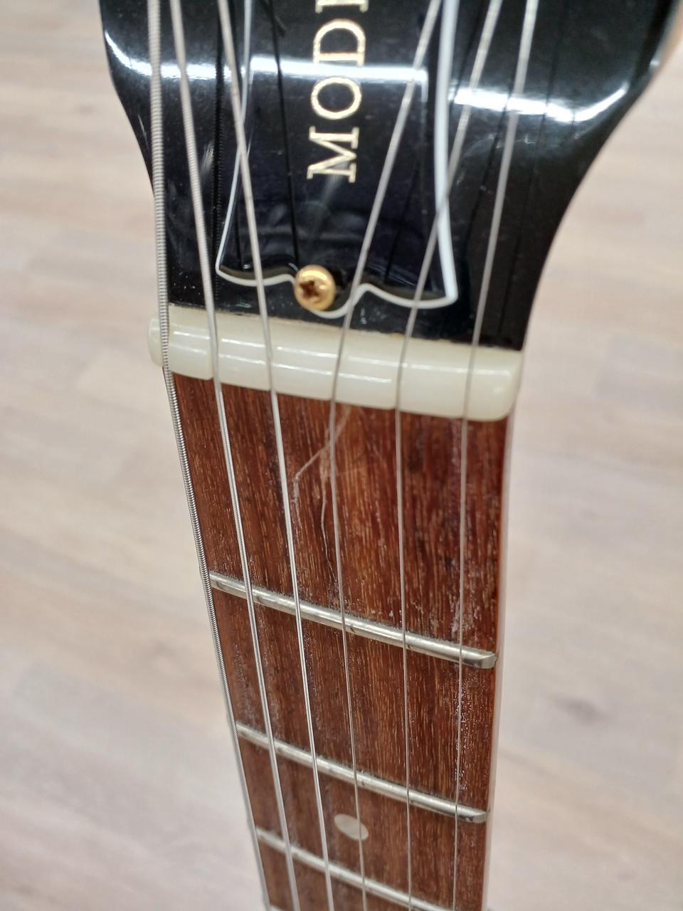 指板にキズあり