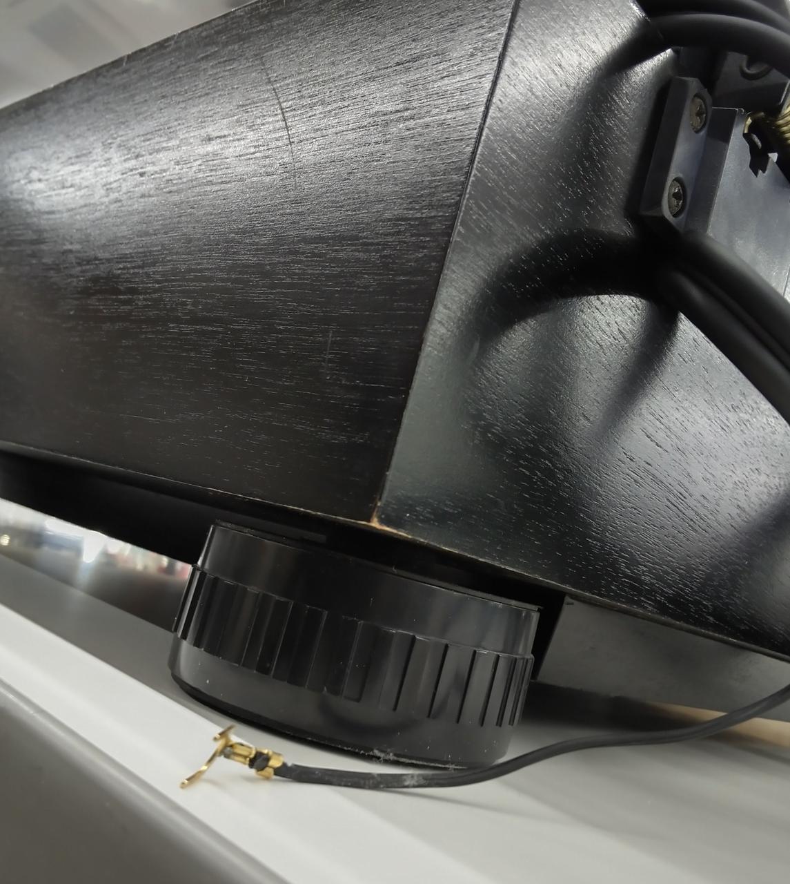 角部分に塗料の色落ちが見られます