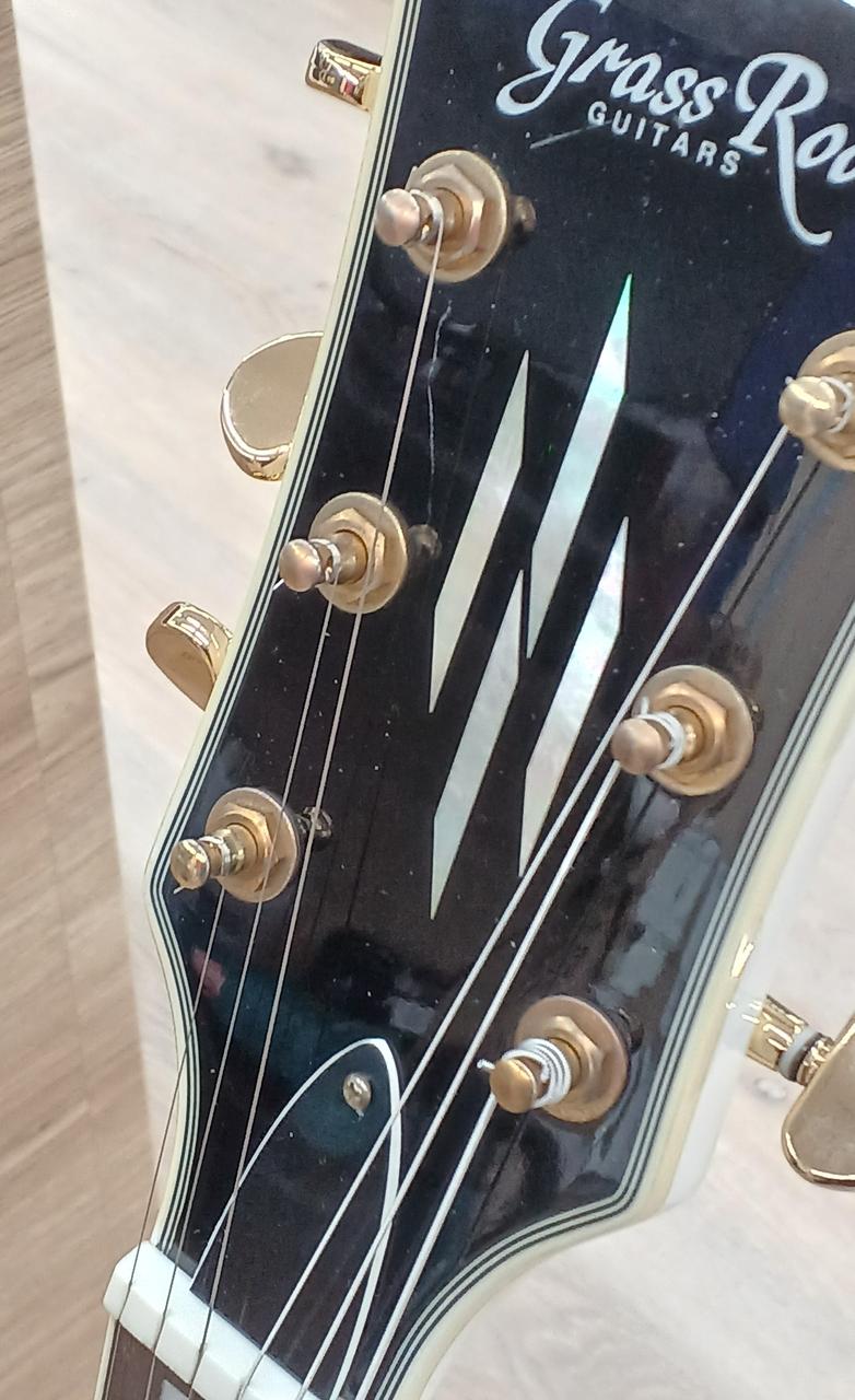 3弦ペグ下にキズあり