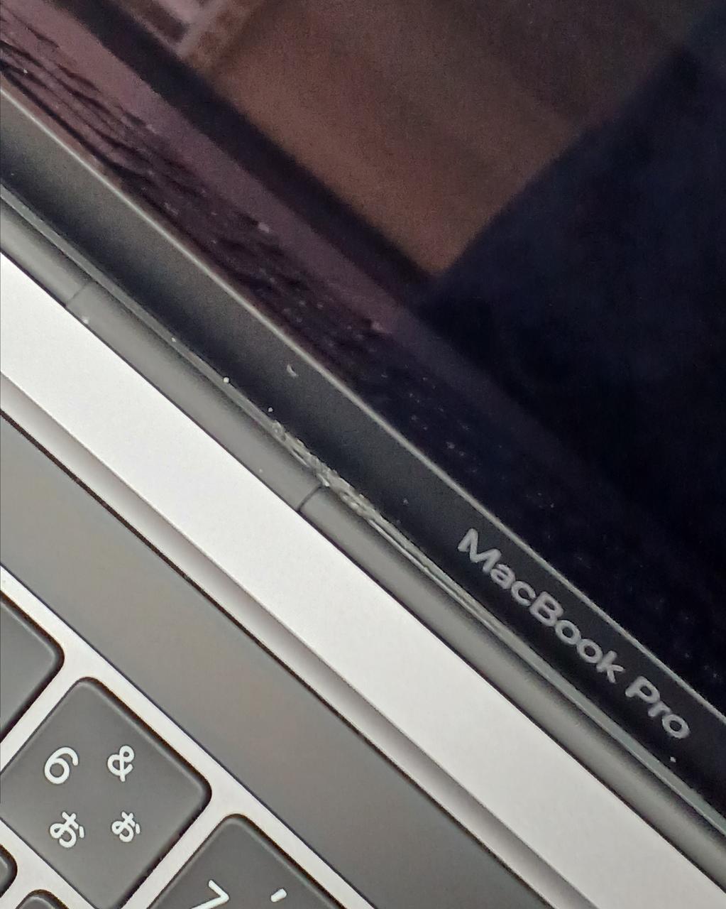 ヒンジ部分にキズ