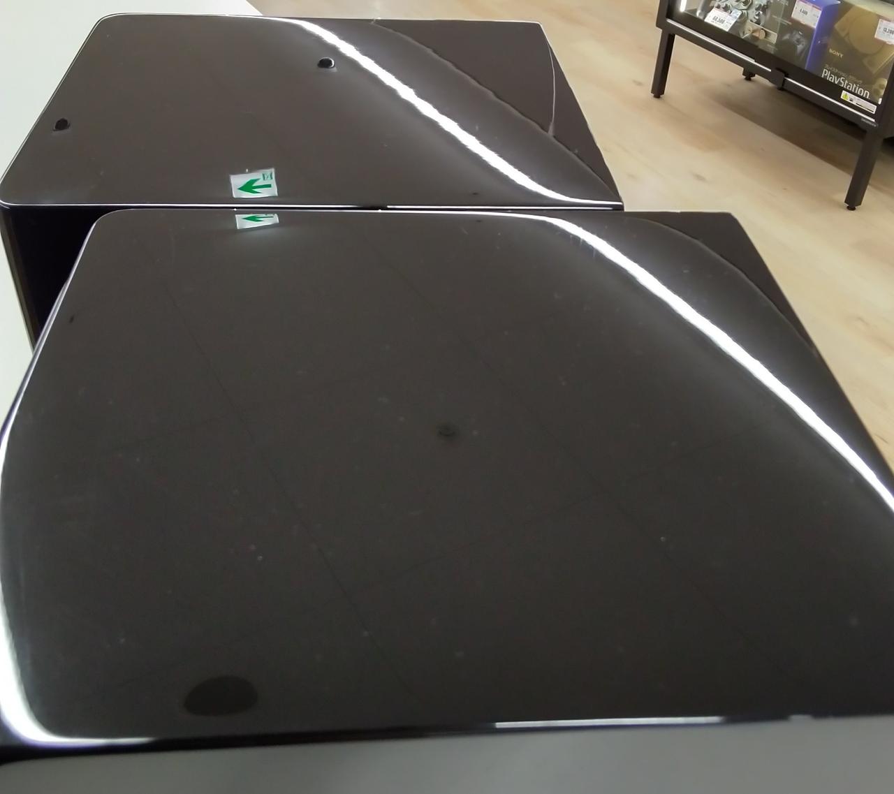 ピアノブラック特有の線傷が若干あります