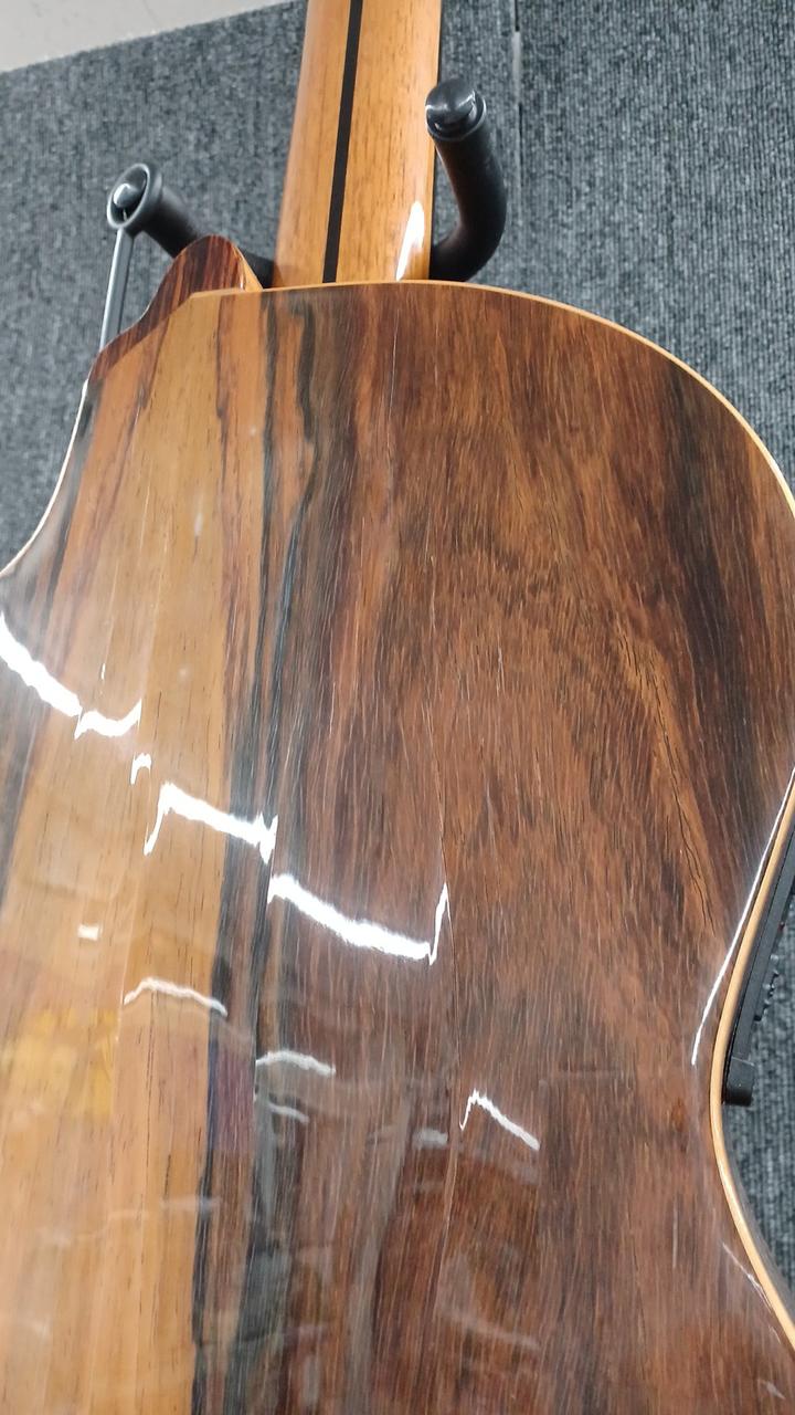 光沢が途切れている箇所がクラックです。