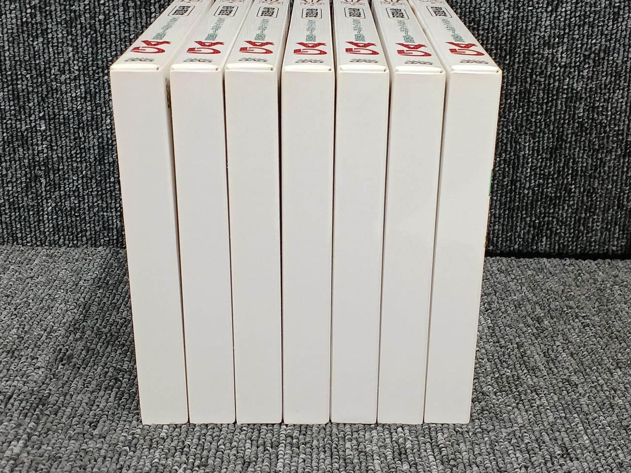 左から３つめと４つめに若干の変色あり