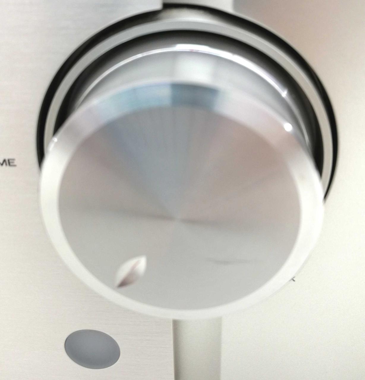 ボリュームツマミ擦り傷あり