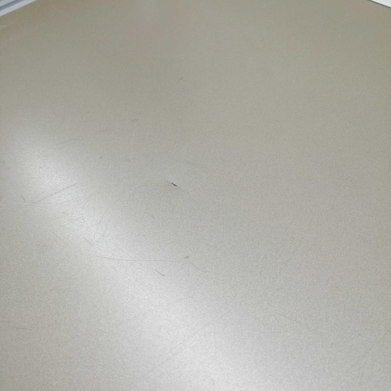 天板にへこみあります