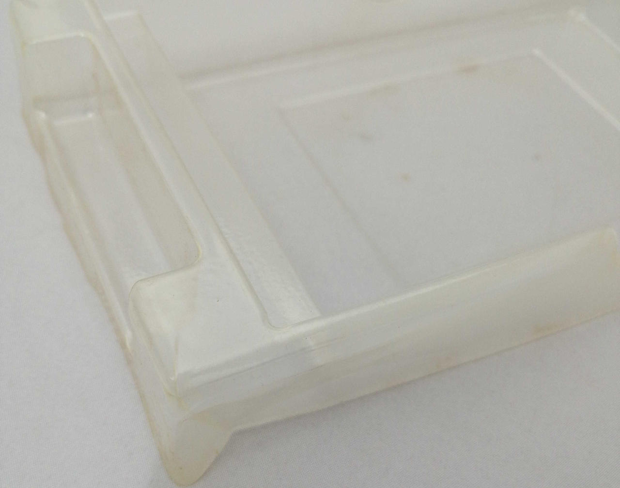 内箱に折れ目、黄ばみがあります