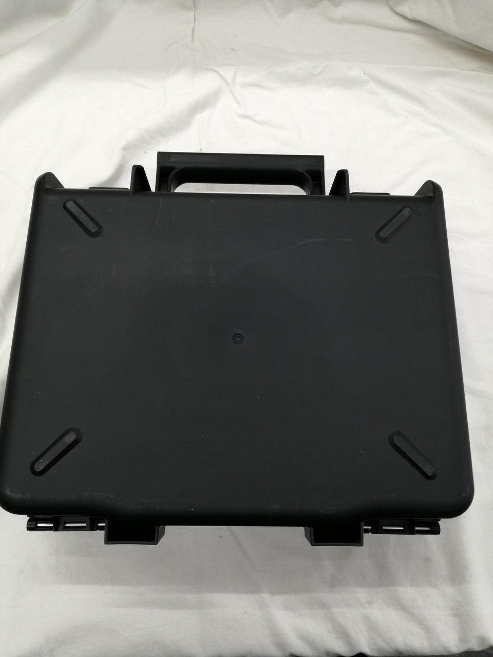 ケースに少し擦れ傷あります。