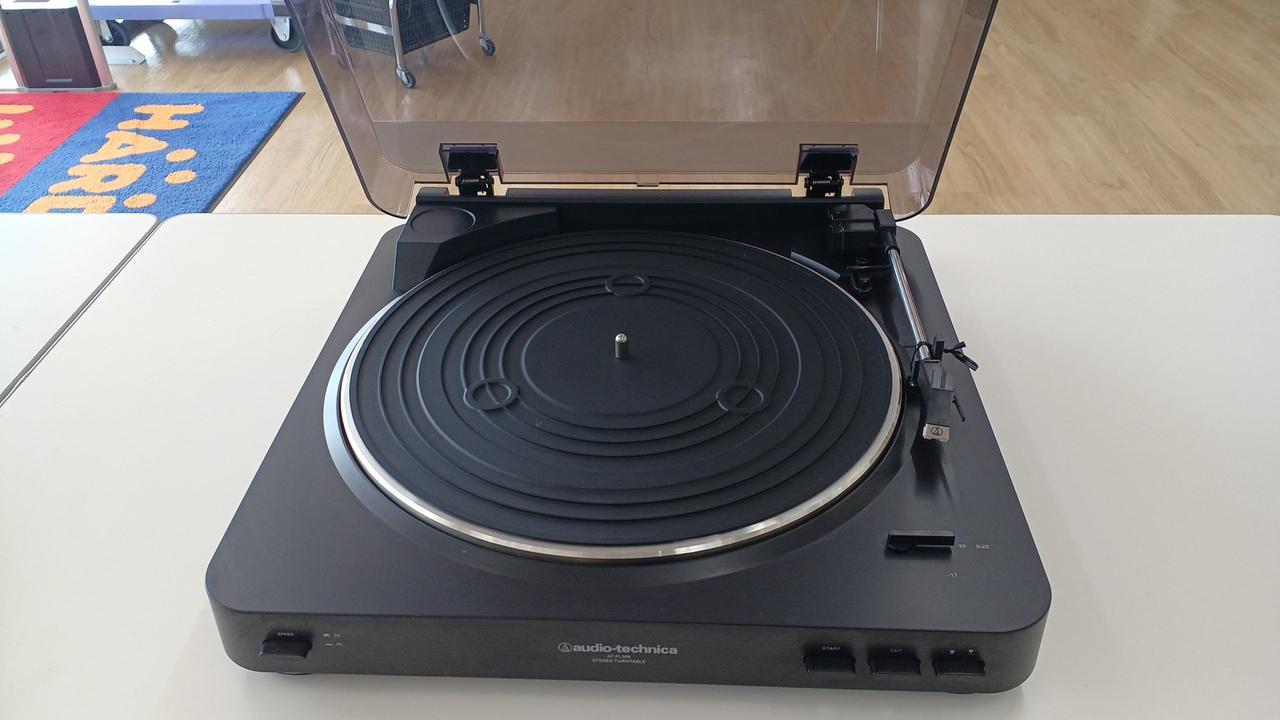 レコードプレーヤー　ｋｏｕｋｉ クマザキエイム ベアマックス 多機能レコードプレーヤー 1台