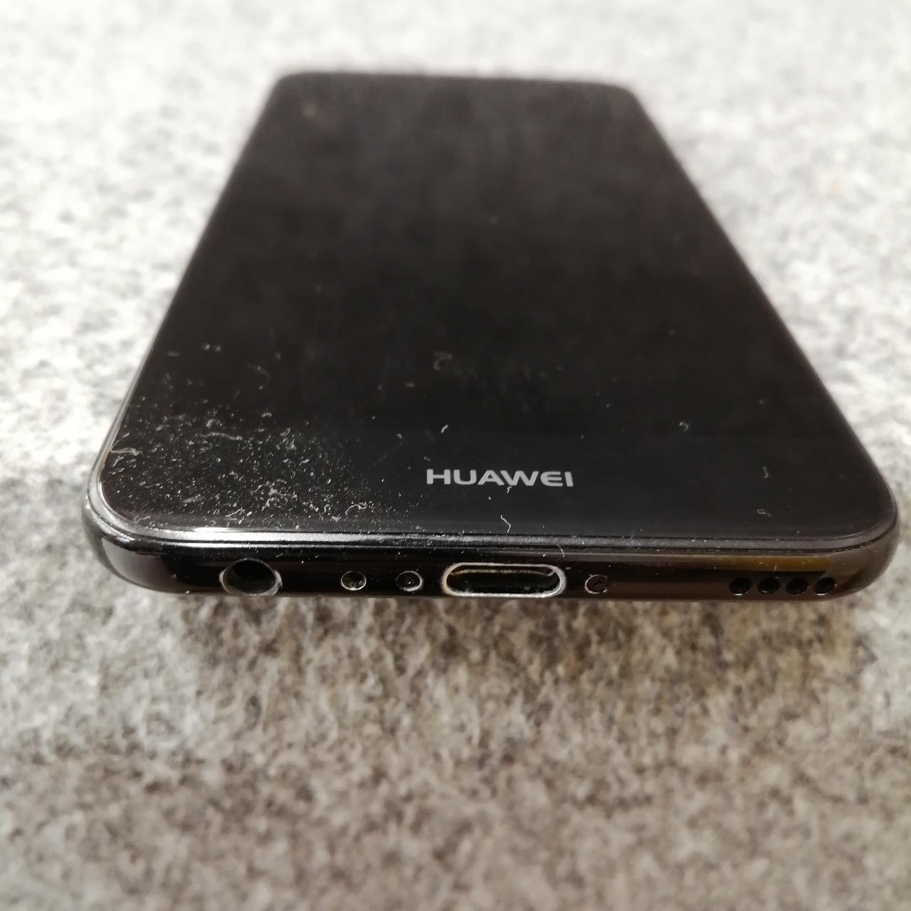 充電口周りに傷あります