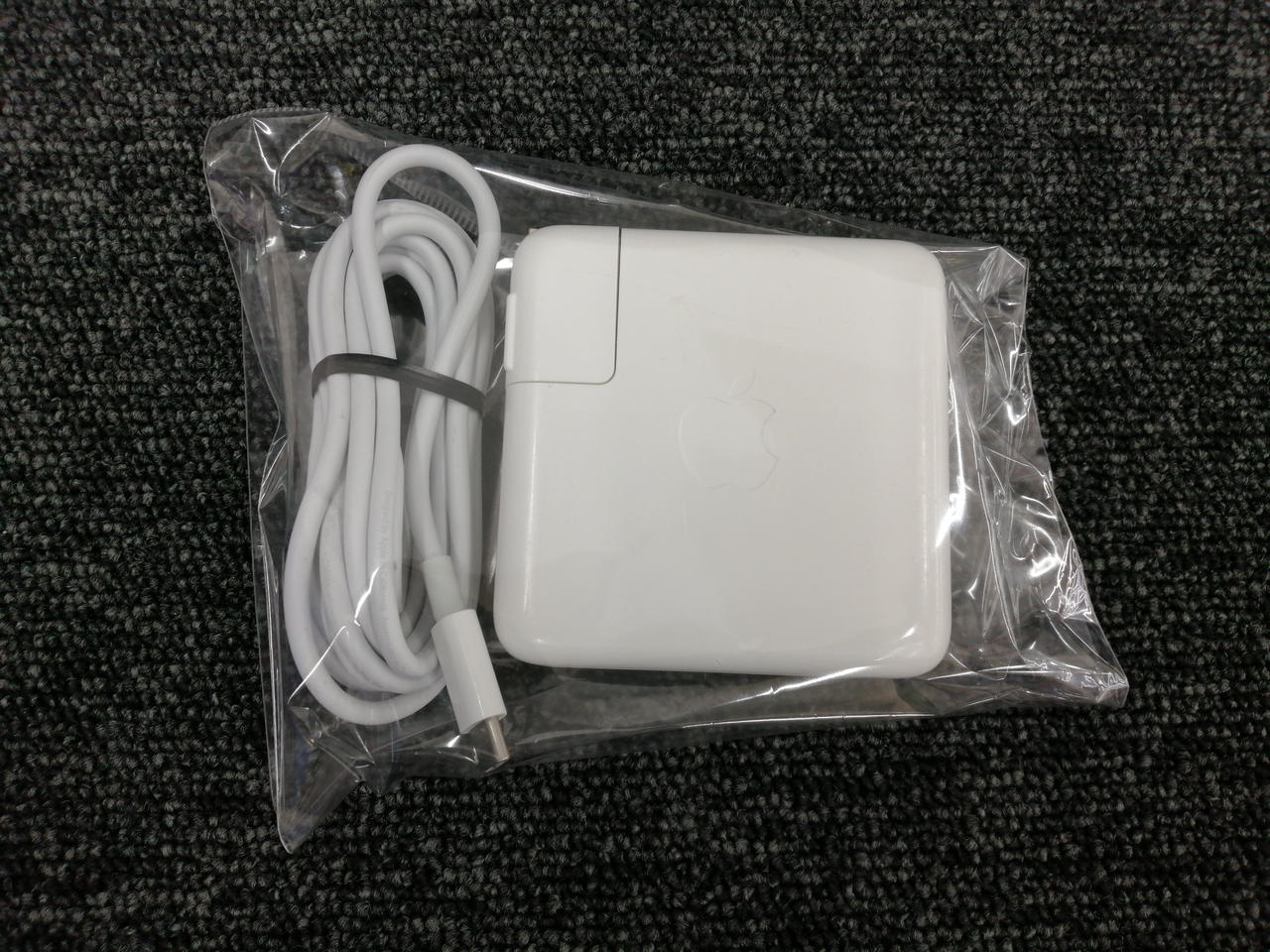 電源アダプターのみ付属します。