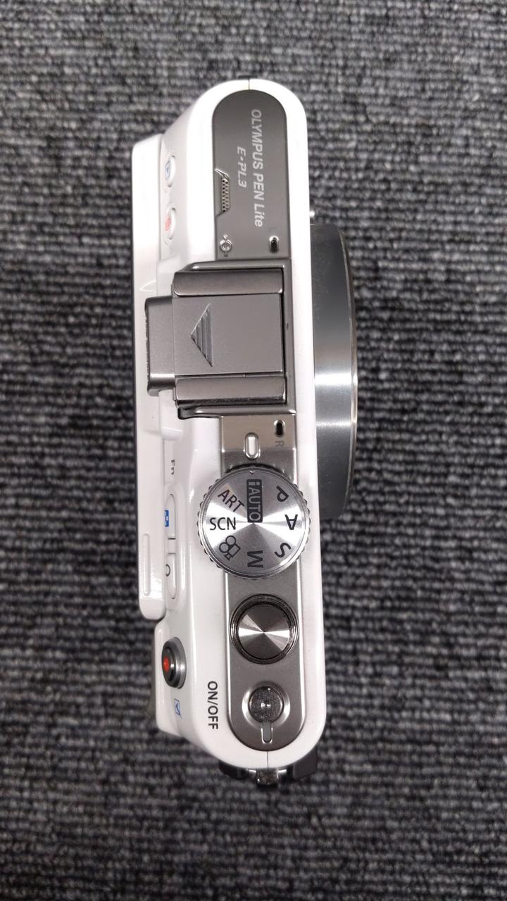 OLYMPUS ミラーレスカメラ ホワイト　本体+付属品 オリンパス ミラーレス 一眼（対応メディア：SDXCカード）のおすすめ