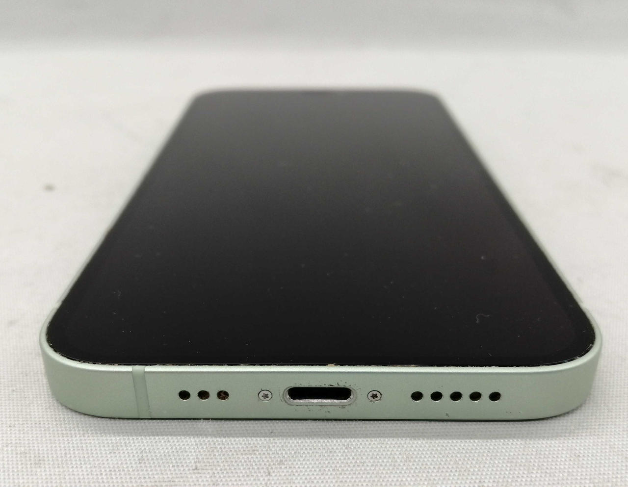 ケーブル差込口周り、多少塗装剥げてます。