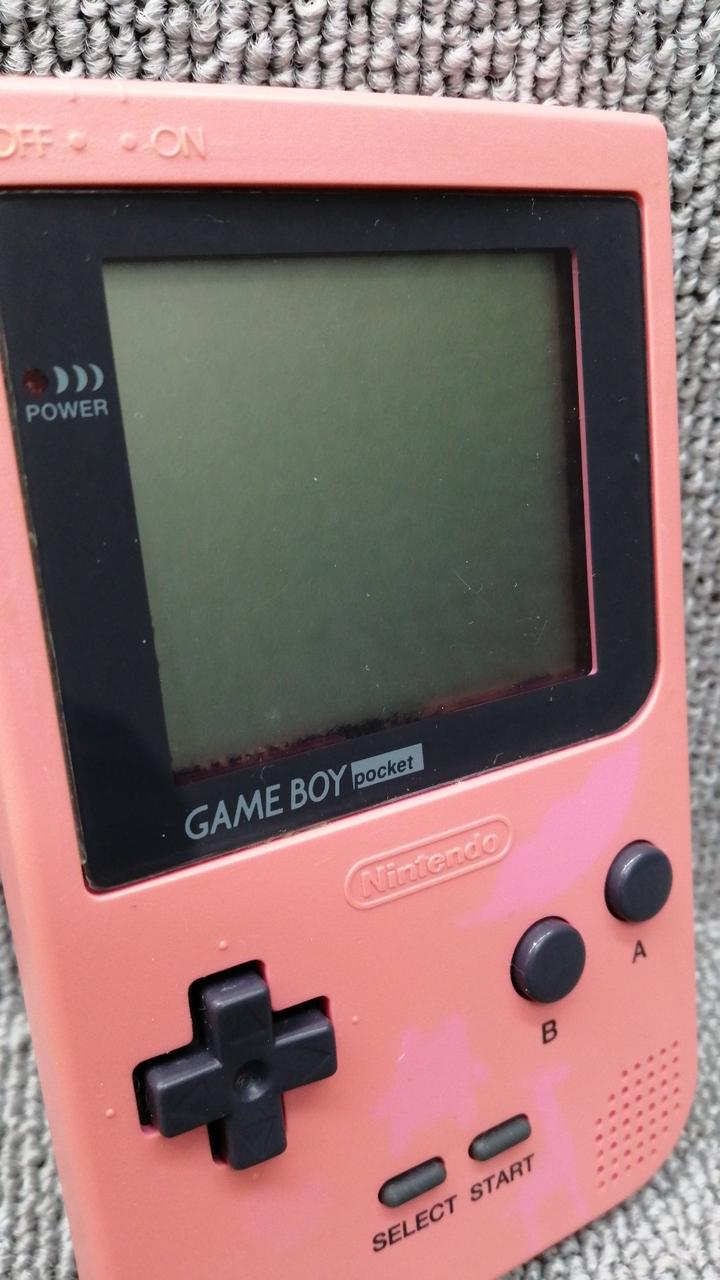 液晶画面内の外側に黒い靄あります