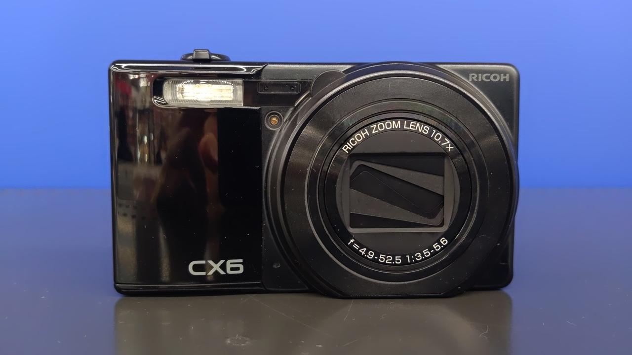 正面右側面に小さなへこみあります。