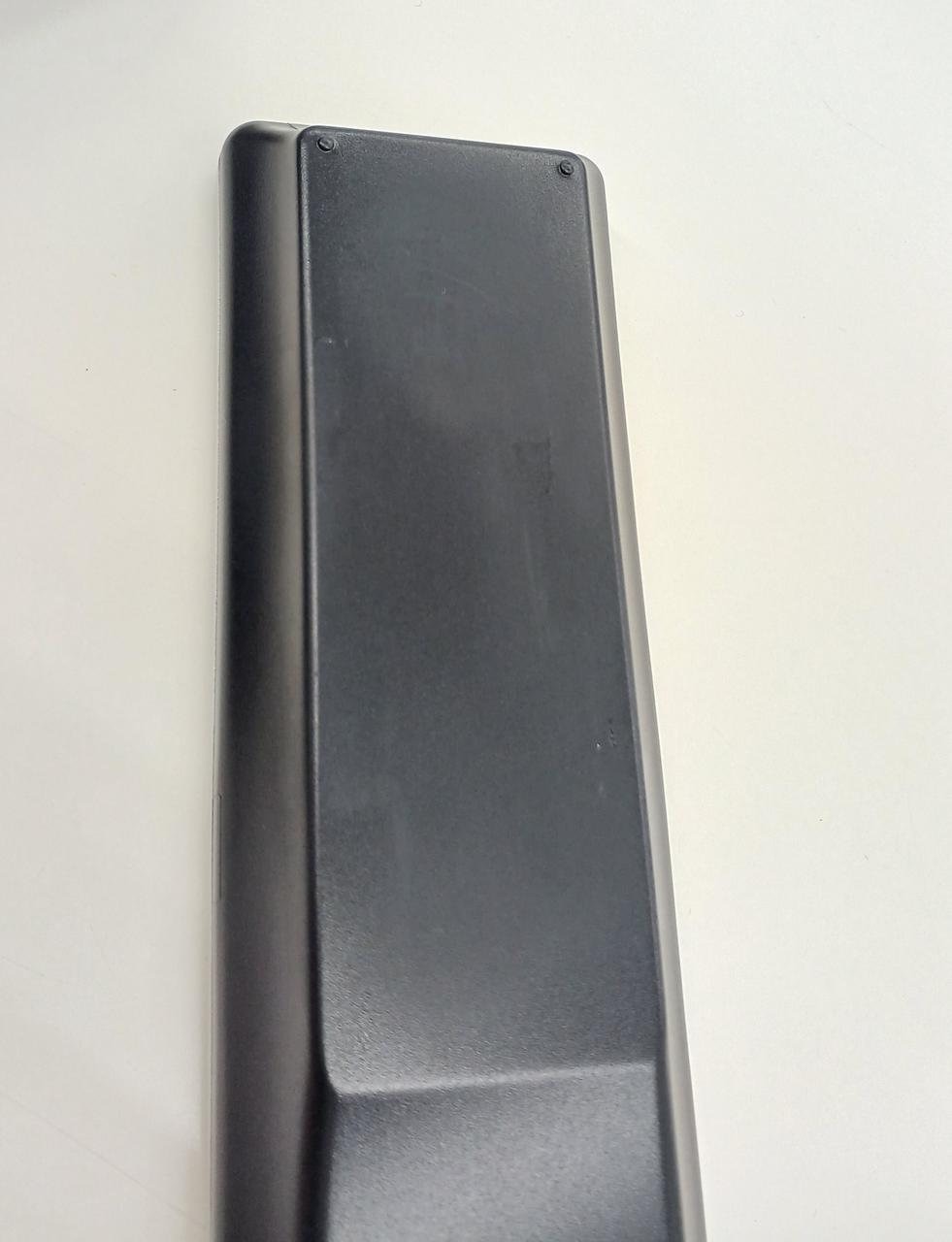 リモコン背面にテカり、キズ、テープ跡あり