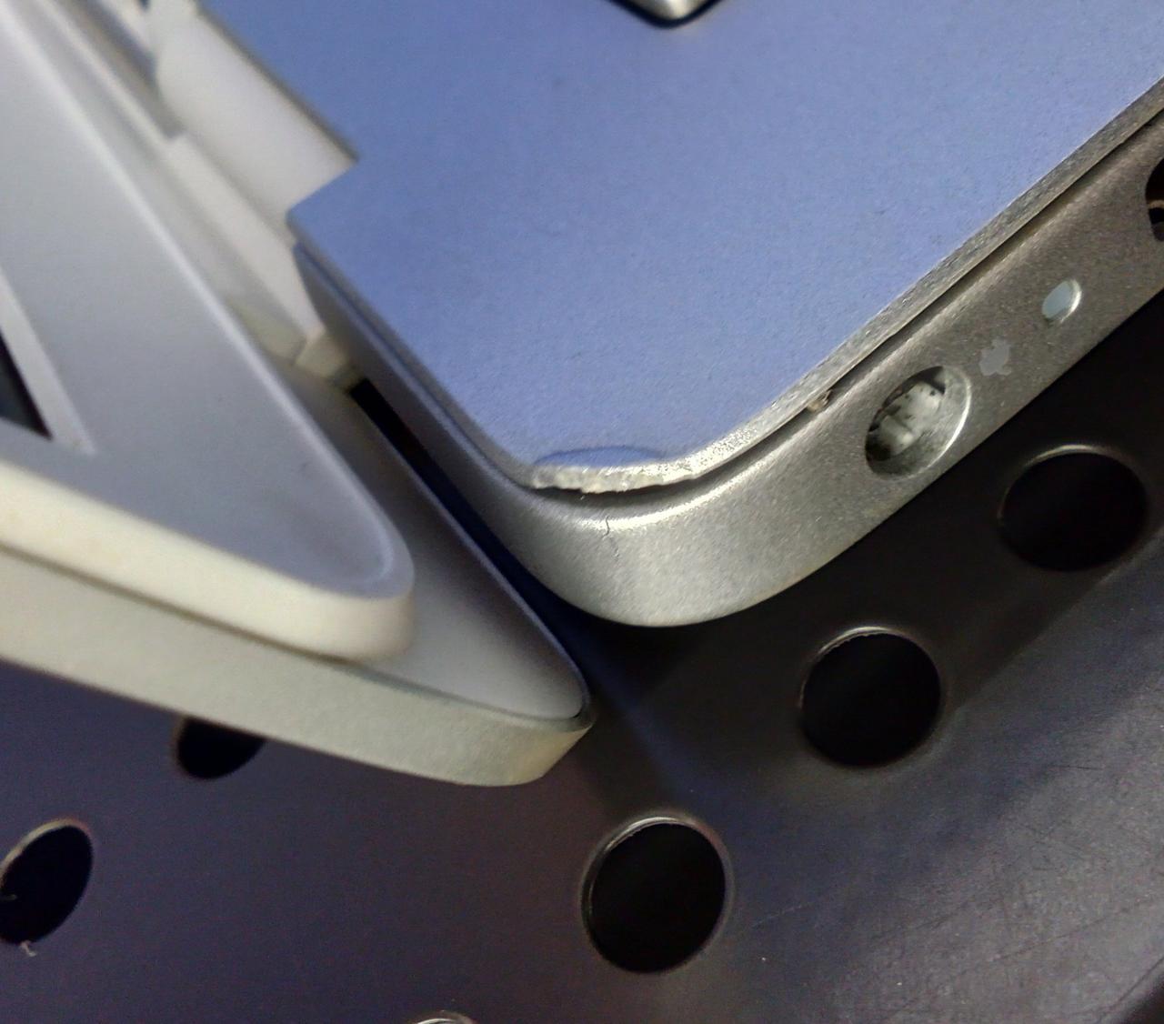 浮きとヒビが見られます。