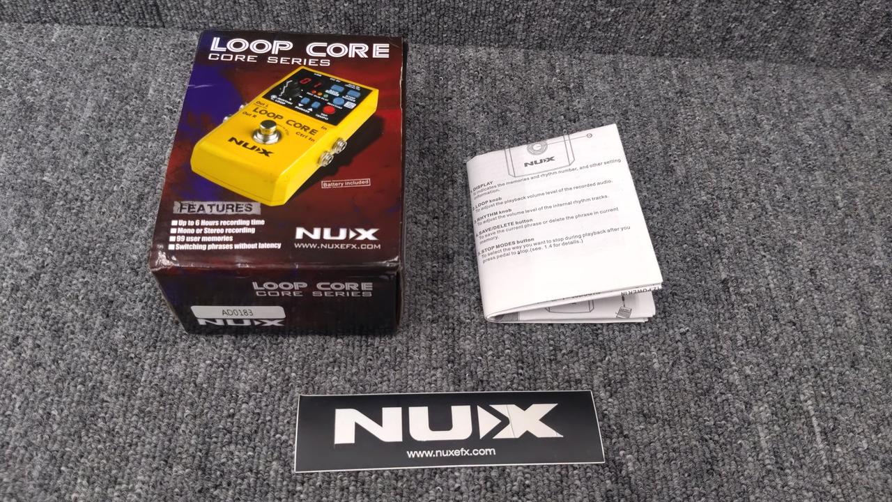 シールに少しシワがあります。