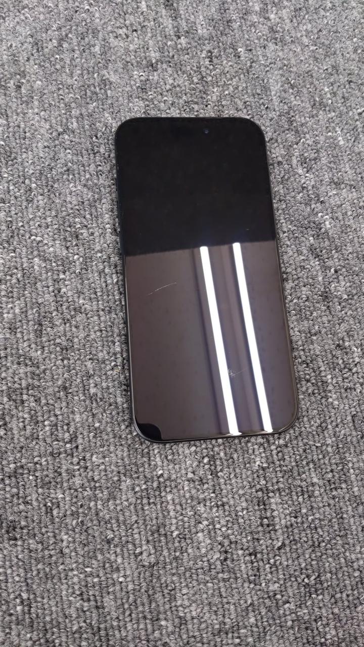 インカメラ横、画面左、下部にキズあり