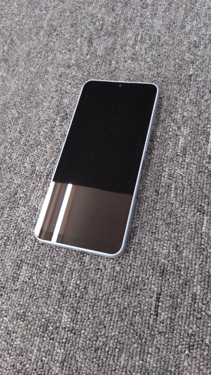 画面数カ所に小キズがあります