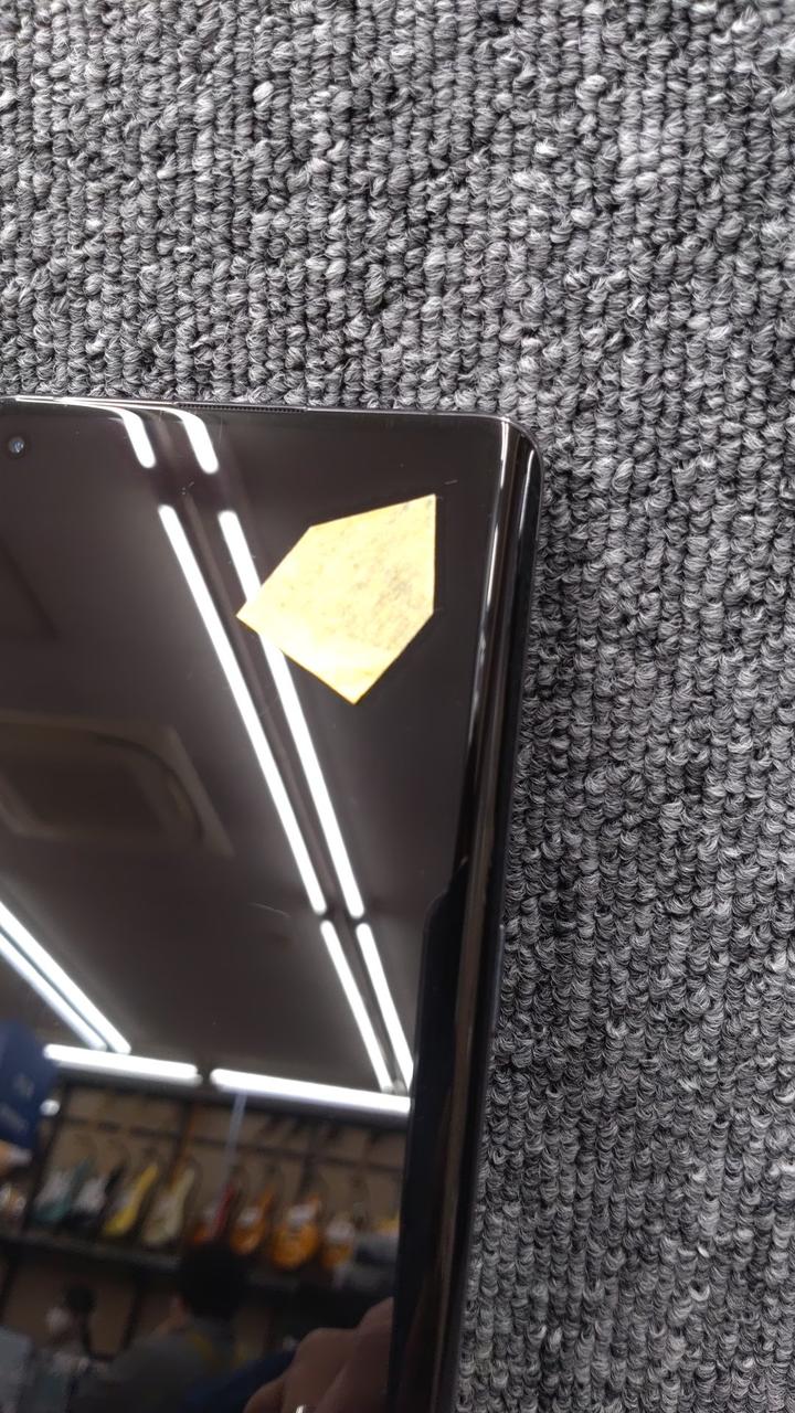 画面右上に小キズ