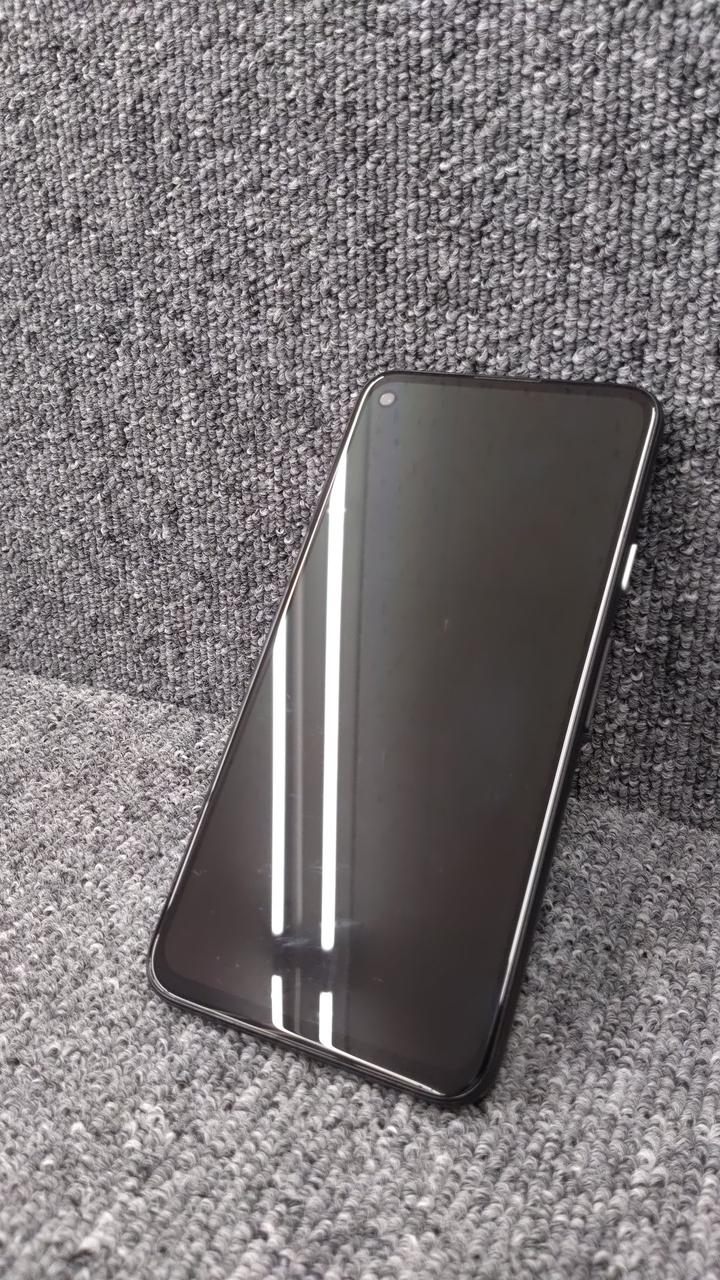 画面中央付近に少キズ、下部に少スリキズ