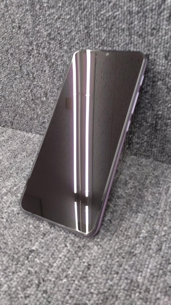 画面上部と下部に少キズ