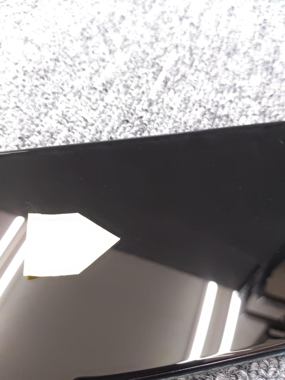 画面中央付近のわずかなキズ