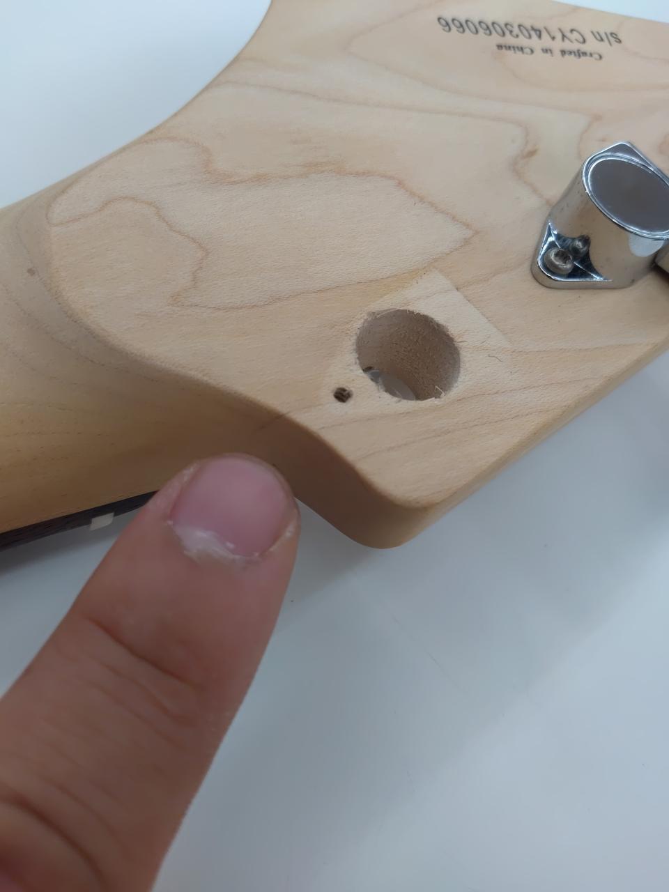 ヘッドにクラック　ペグ穴に貫通してません