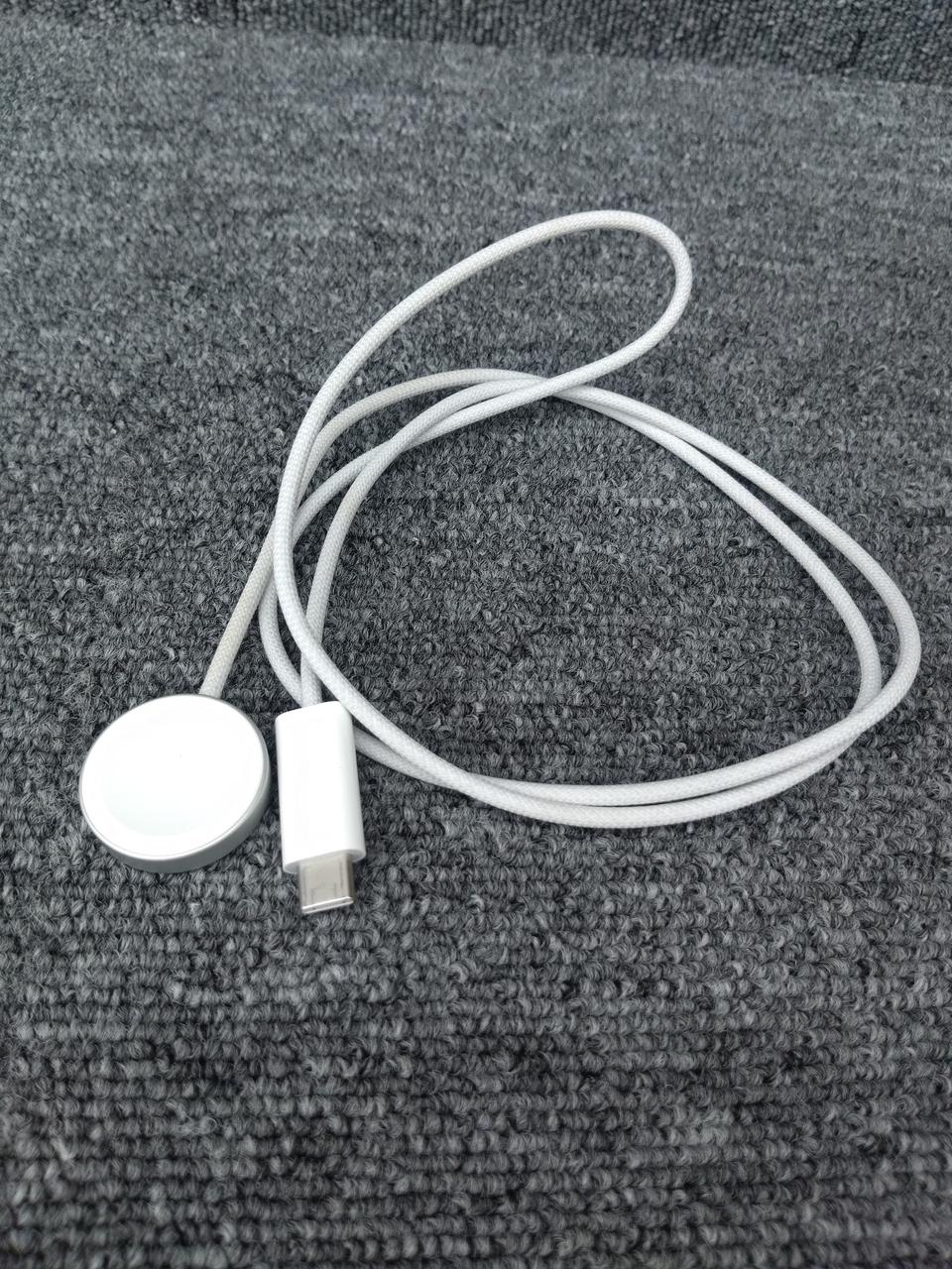 付属品は充電ケーブル(TypeC)です