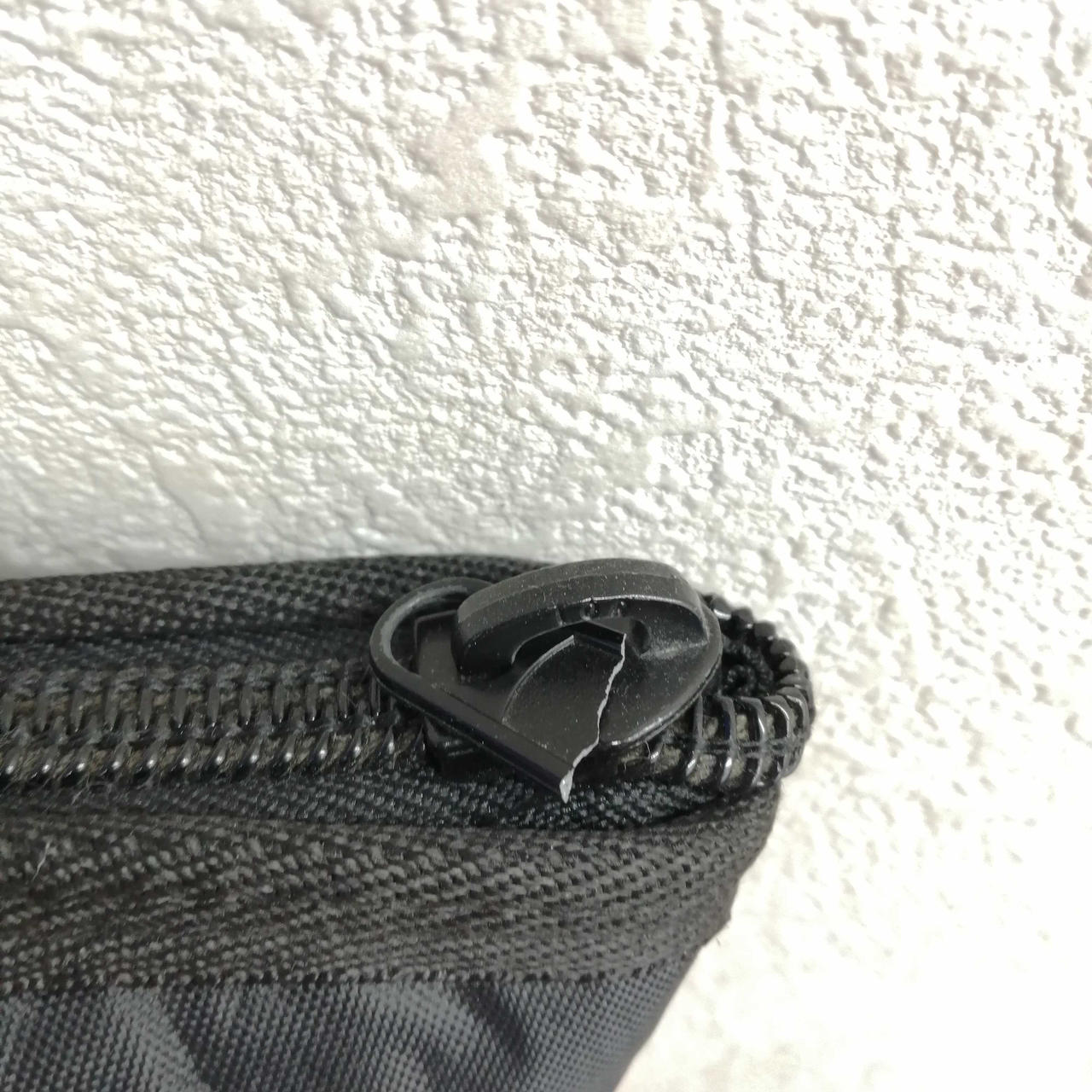 チャック部分破損あります