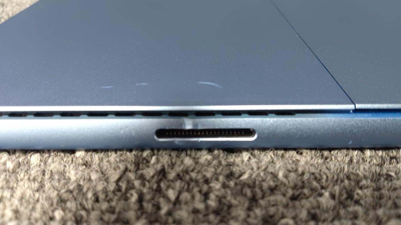 充電端子付近に凹みあり、給電できました