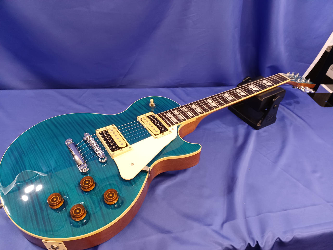 エレキギターHISTORY OF ELECTRICGUITARS 1985年発行 エレキギターHISTORY OF ELECTRICGUITARS 1985年発行 - メルカリ