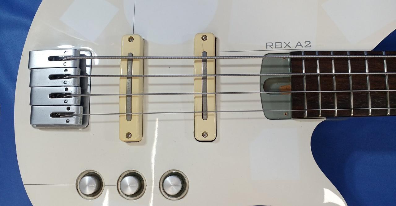 【特価】YAMAHA RBX4 A2 ベース ホワイト/エアクラフト・グレイ maxresdefault.jpg