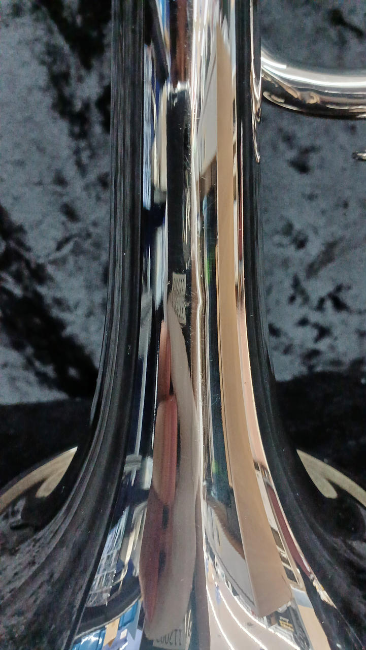 うっすら凹みあり