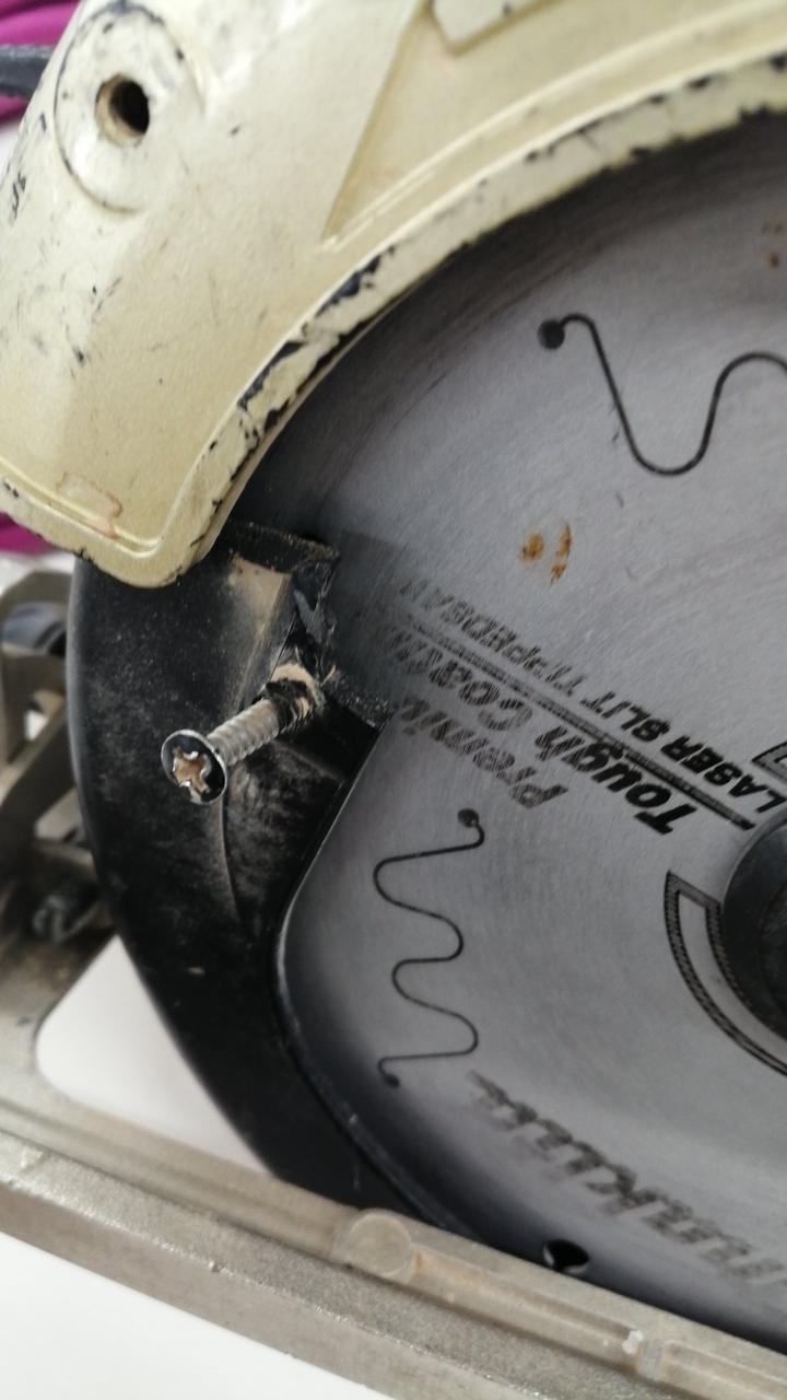 刃カバーが一部折れてます。