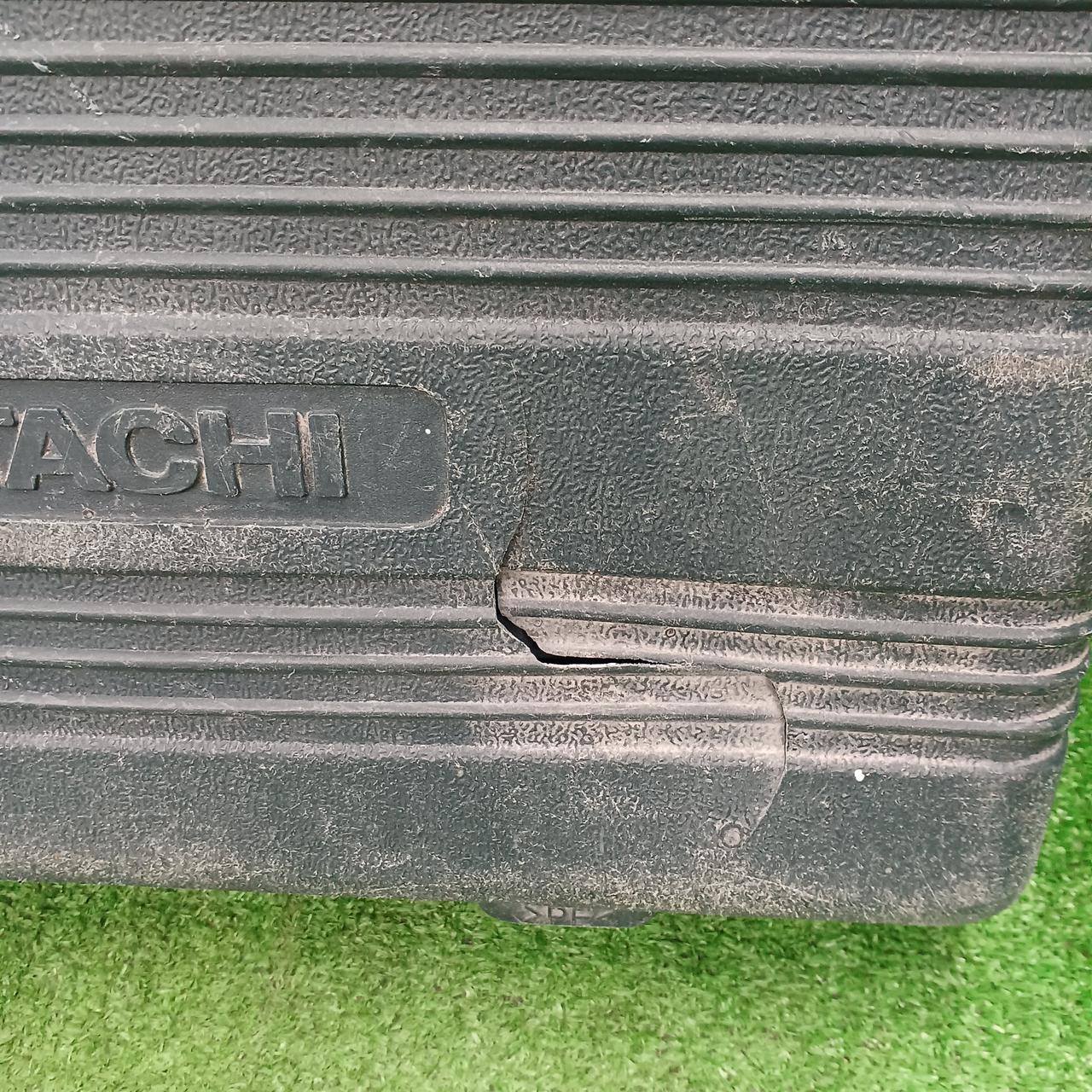 ケース一部穴が空いております。