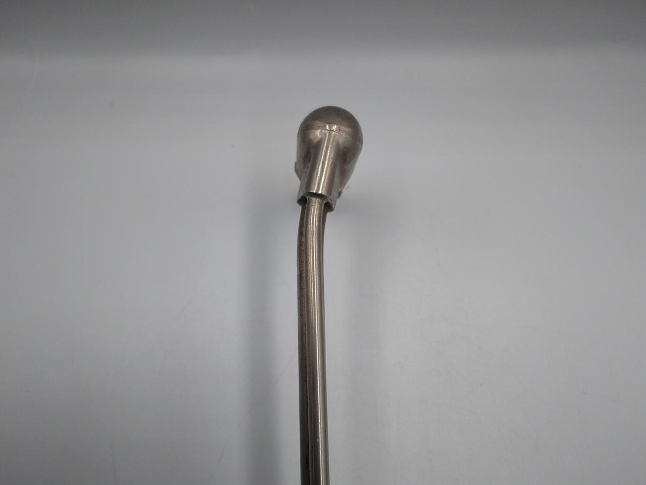 先端少し反ってます